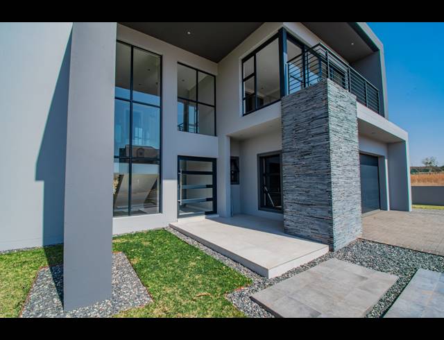 4 BEDROOM GATED ESTATE FOR SALE IN WATERLAKE FARM LIFESTYLE ESTATE